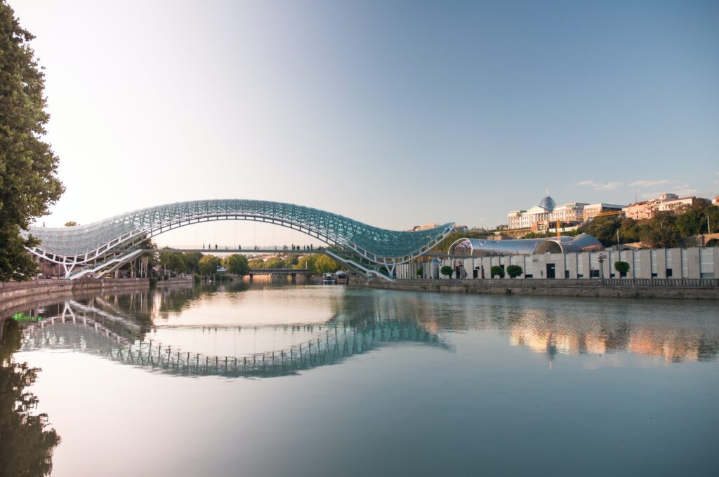 Spedition Aserbaidschan Versand nach Aserbaidschan Spedition Hellmann Tbilisi Bridge